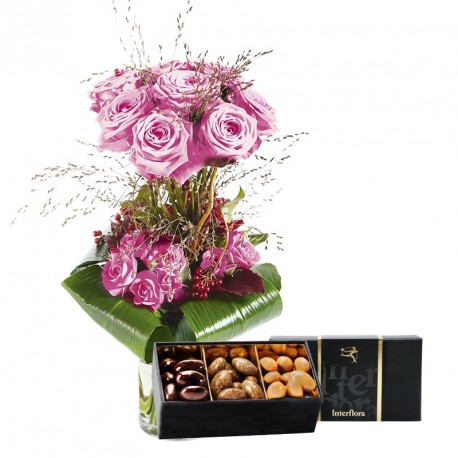 Blumenstrauss Aus Rosa Rosen Auf Zwei Ebenen Und Seine Schachtel Von Schokoladen